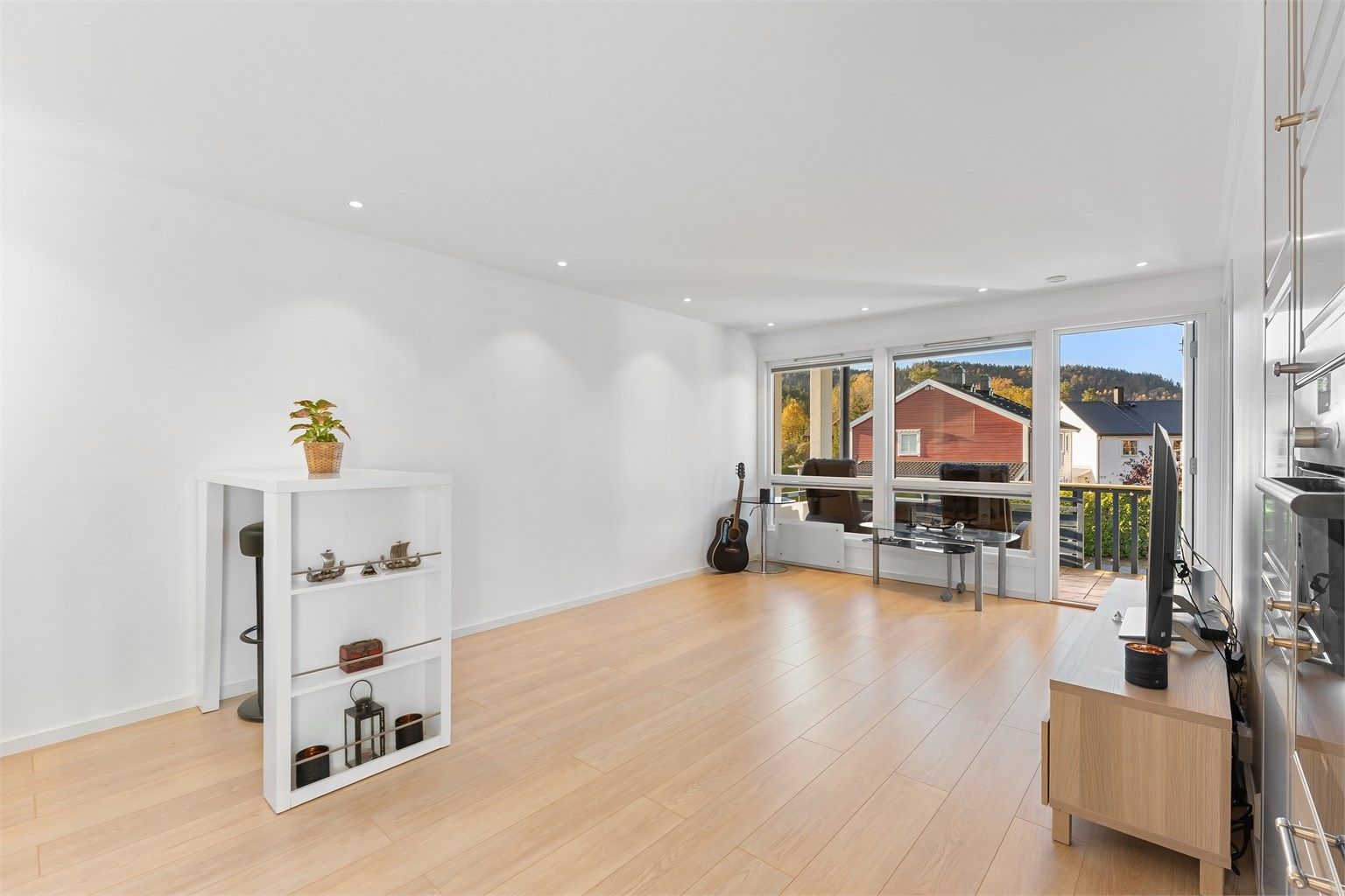 Lys og trivelig stue med åpen løsning mot kjøkkenet