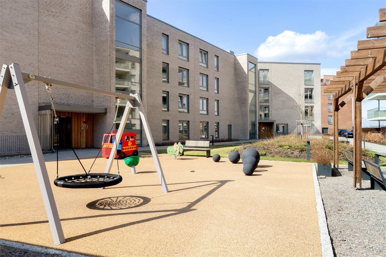 Fellesområdene er pent opparbeidet med lekeapparater og grøntarealer.