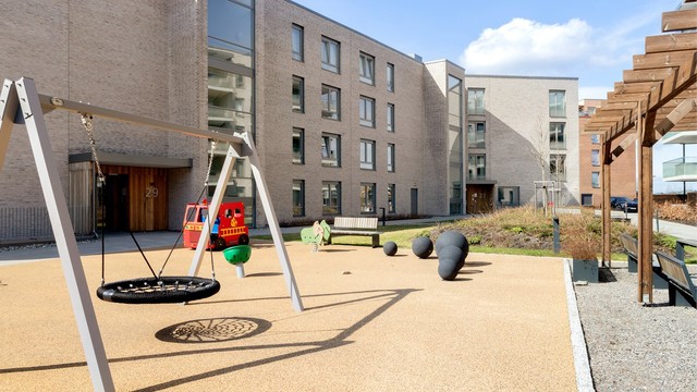 Fellesområdene er pent opparbeidet med lekeapparater og grøntarealer.