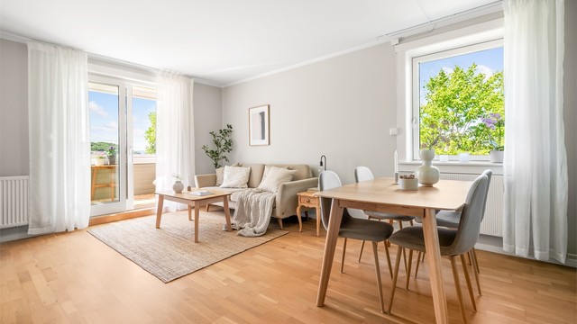 Her får du en innbydende og romslig stue med store vindusflater som slipper inn rikelig med naturlig lys, samt et hyggelig og grønt utsyn.
