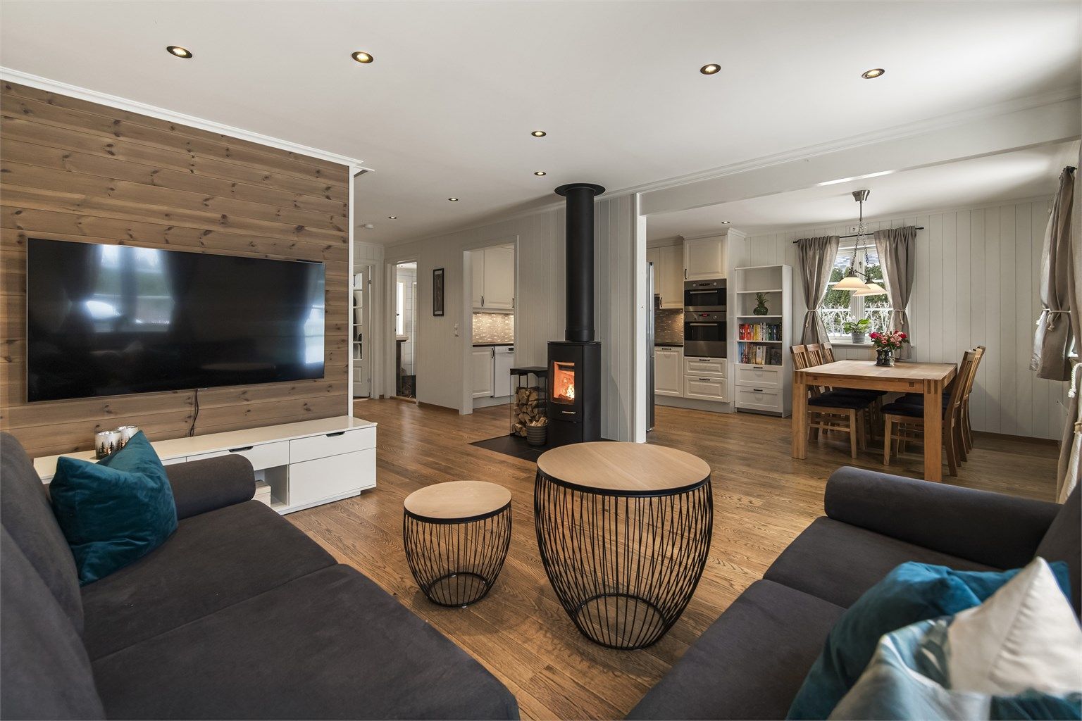 Fin og romslig stue med gode møbleringsmuligheter