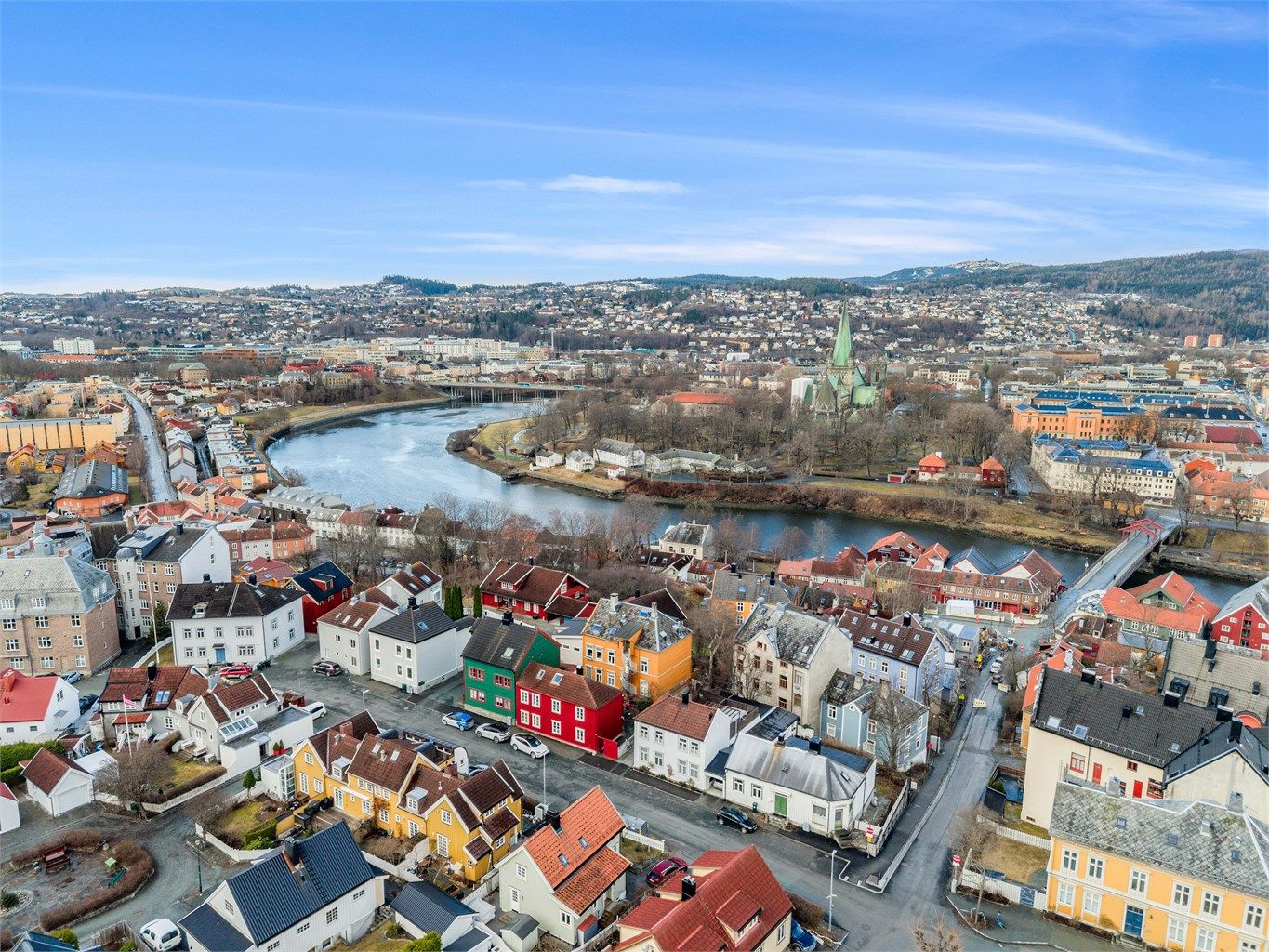 Fra boligen har du gangavstand til et bredt utvalg av servicetilbud. Trondheim sentrum ligger omtrent 10–15 minutter unna til fots, og her finner du blant annet kjøpesentre, kinoer, restauranter, kaféer og et variert uteliv.