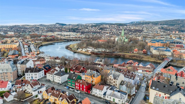 Fra boligen har du gangavstand til et bredt utvalg av servicetilbud. Trondheim sentrum ligger omtrent 10–15 minutter unna til fots, og her finner du blant annet kjøpesentre, kinoer, restauranter, kaféer og et variert uteliv.