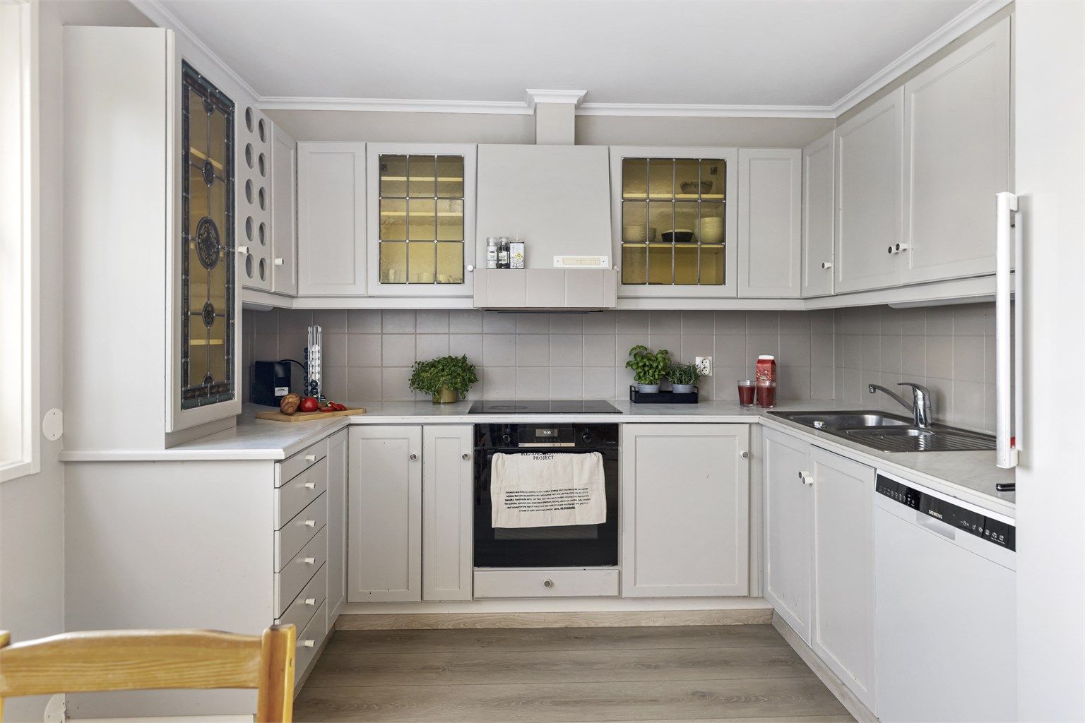 Praktisk kjøkken med god skap- og benkeplass. Alle hvitevarer medfølger handelen.