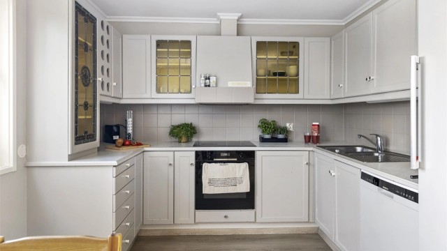 Praktisk kjøkken med god skap- og benkeplass. Alle hvitevarer medfølger handelen.