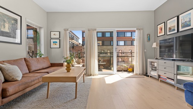Det er god plass til en sofagruppe med tilhørende tv-seksjon.