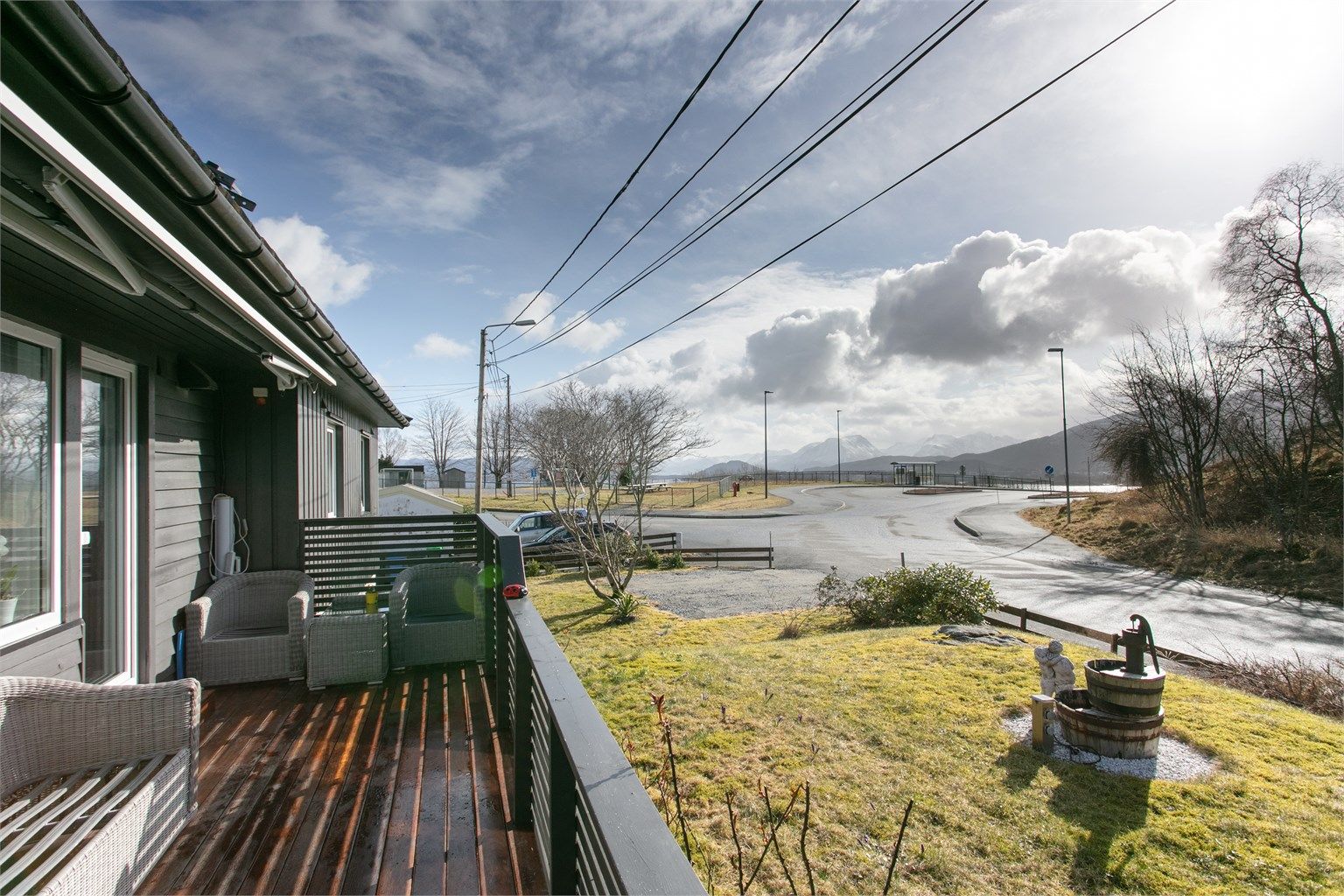 Terrasse og hage mot syd