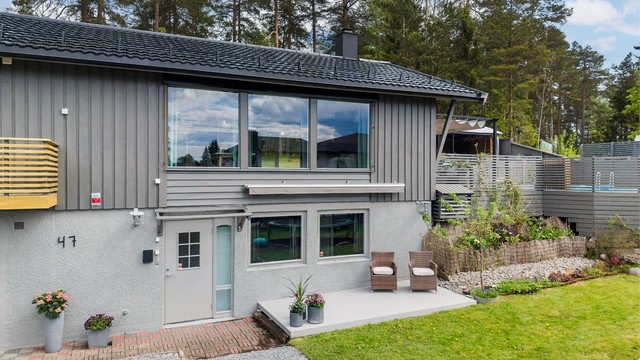 Egen inngang til underetasjen, som tidligere har vært en separat enhet. Rør og avløp for kjøkken ligger klart i veggen.