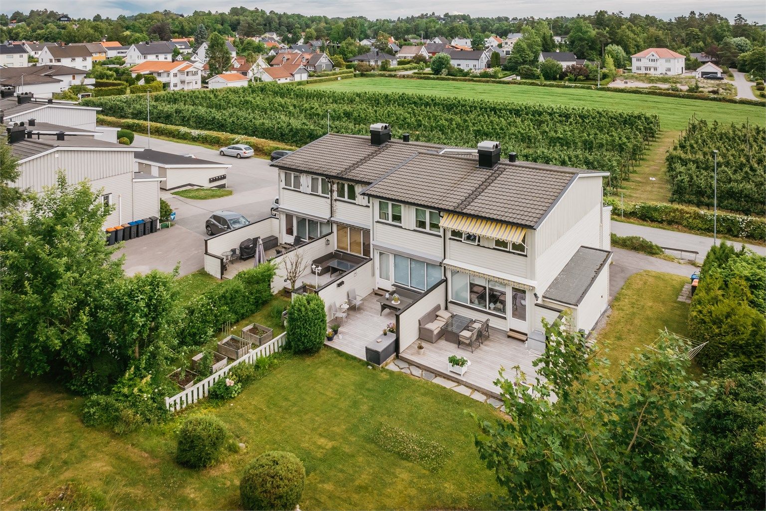 Fra stuen kommer du ut til en romslig terrasse på ca. 18 m² og en usjenert hage.
Foto: [Fotograf eller fotofirma]