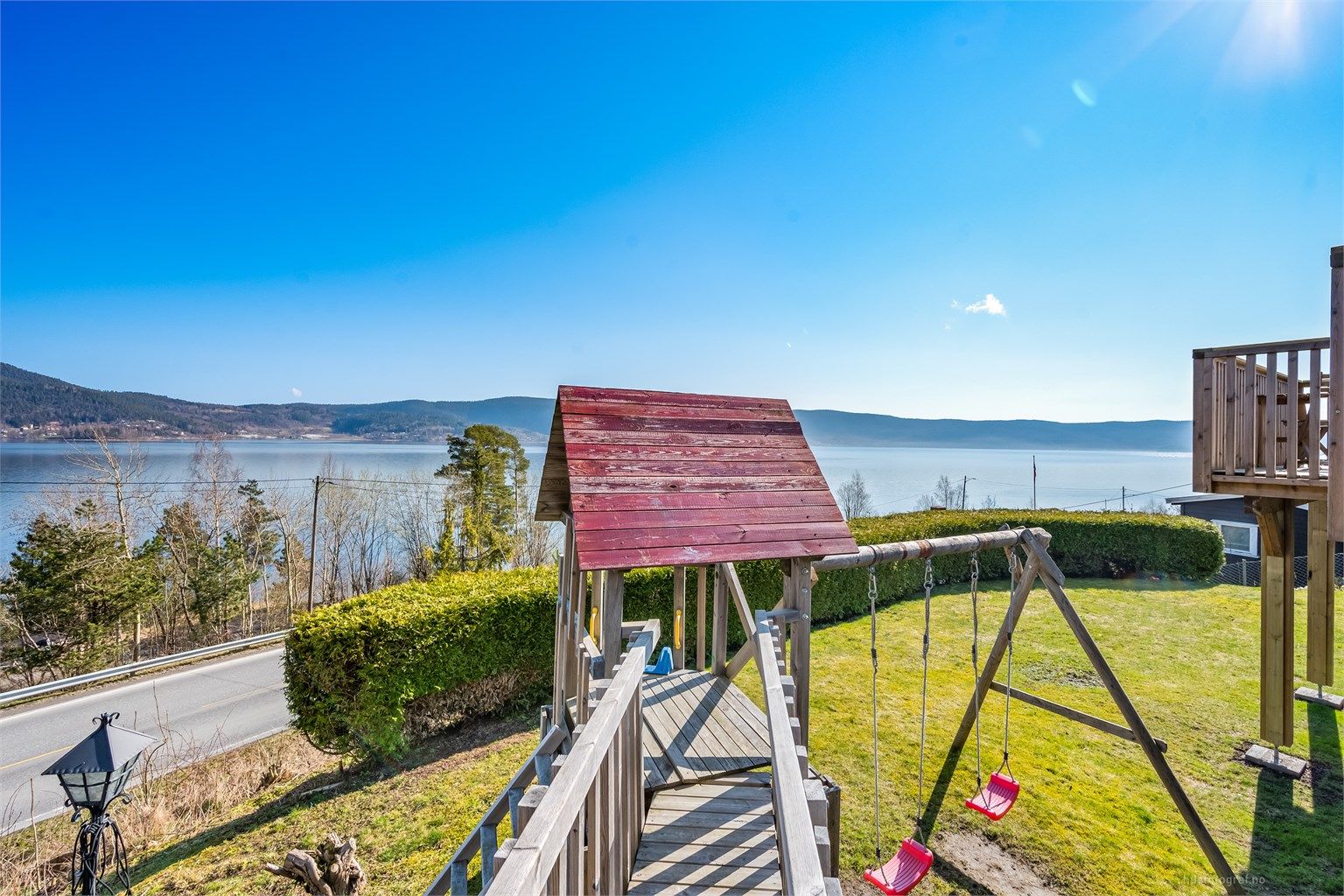 Lekeapparater i hagen gir et trygt og morsomt miljø for de minste.