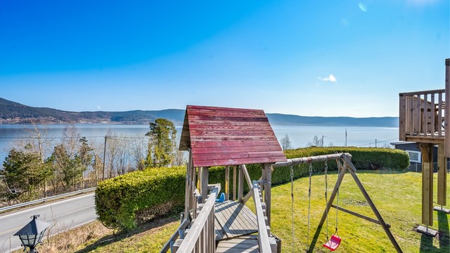 Lekeapparater i hagen gir et trygt og morsomt miljø for de minste.