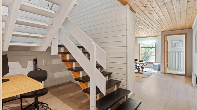 Trappen ned til underetasjens hoveddel.
