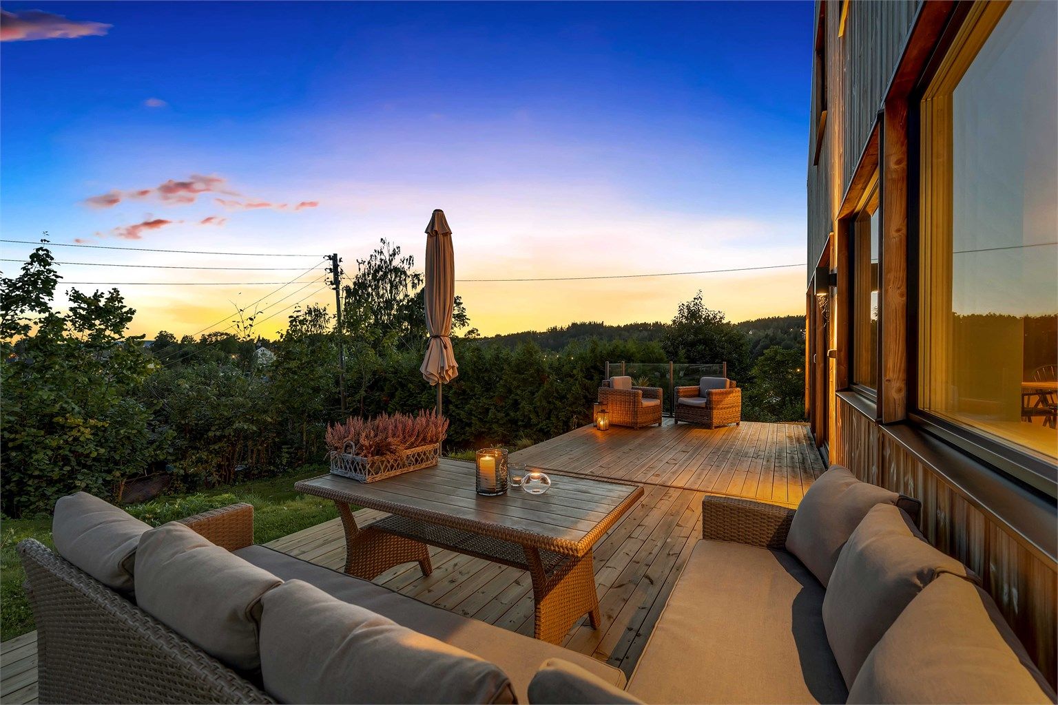 Herlig sørvendt markterrasse på ca. 31 kvm med utsikt og svært gode solforhold