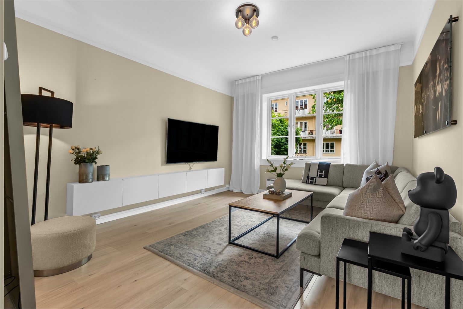 Innbydende stuerom som vender inn mot frodig og idyllisk bakgård.