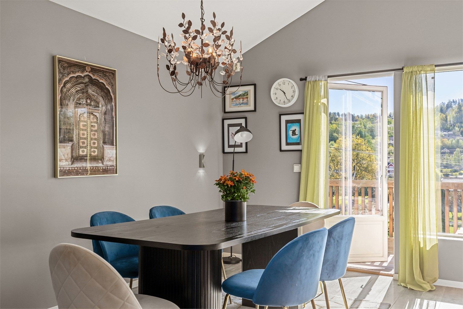 Fra spisestuen er det direkte utgang til en veranda på 9 m².