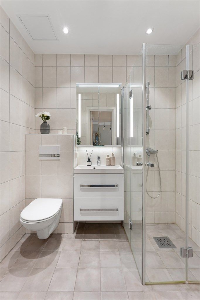 Flislagt baderom fra 2019 med gulvvarme og downlights 