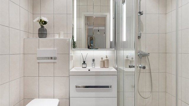 Flislagt baderom fra 2019 med gulvvarme og downlights
