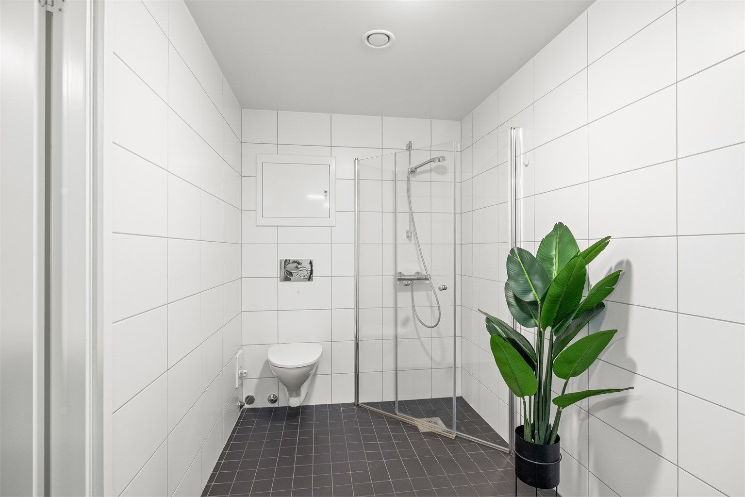 Badet har flislagte overflater og vannbåren gulvvarme.