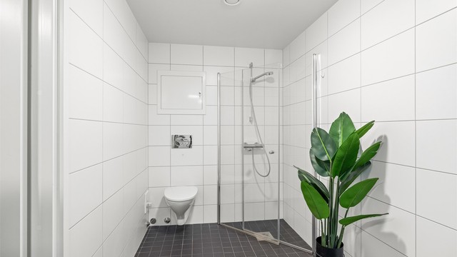 Badet har flislagte overflater og vannbåren gulvvarme.