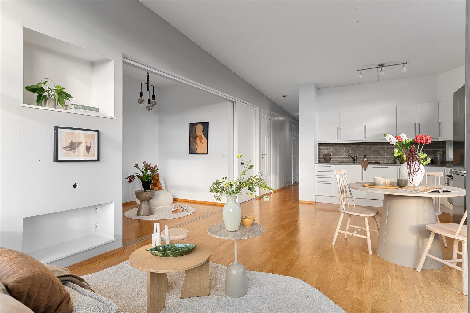 - Fra stue er det også tilkomst til et av boligens soverom -