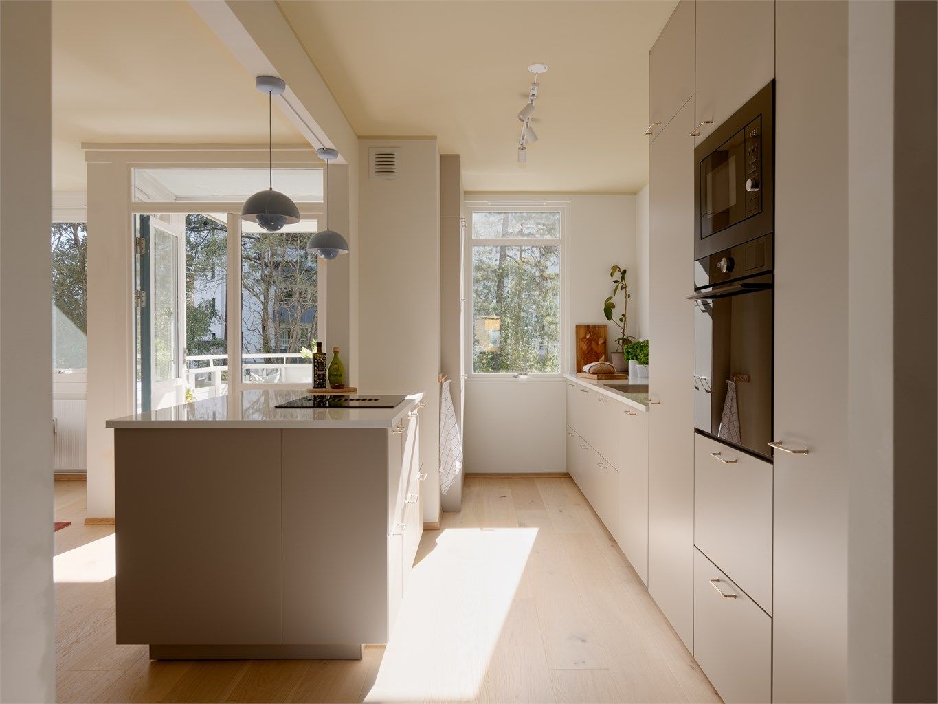 Bort med veggen, inn med lyset! Veggen mellom stue og kjøkken ble erstattet med en kjøkkenøy og vipps så oppleves det som en helt annen leilighet