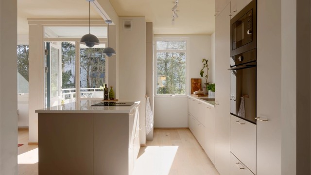 Bort med veggen, inn med lyset! Veggen mellom stue og kjøkken ble erstattet med en kjøkkenøy og vipps så oppleves det som en helt annen leilighet