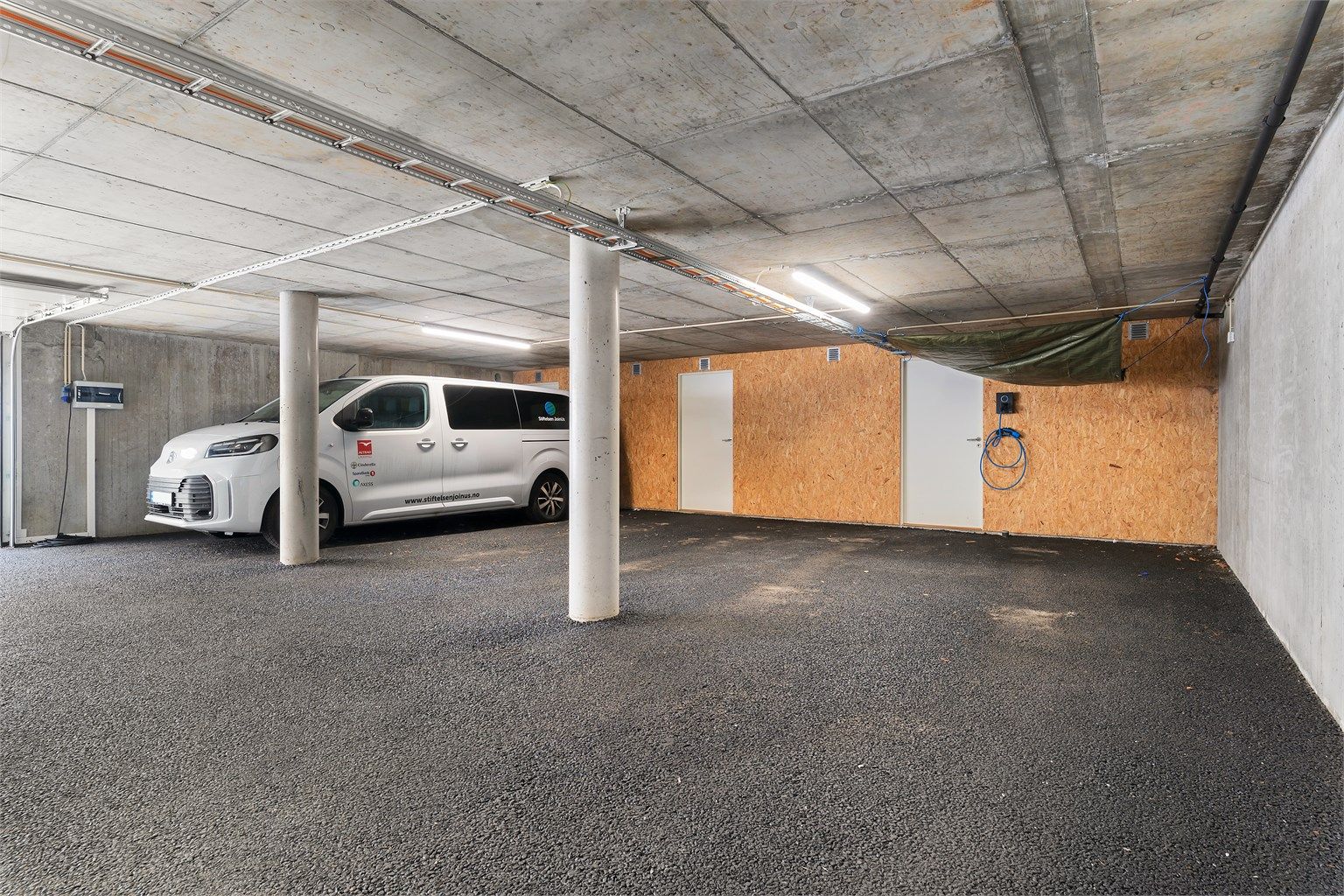 Leiligheten disponerer fast plass i lukket garasjeanlegg, med ladepunkt for elbil. Bak parkeringsplassene er det etablert sportsbod