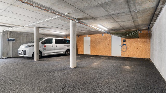 Leiligheten disponerer fast plass i lukket garasjeanlegg, med ladepunkt for elbil. Bak parkeringsplassene er det etablert sportsbod