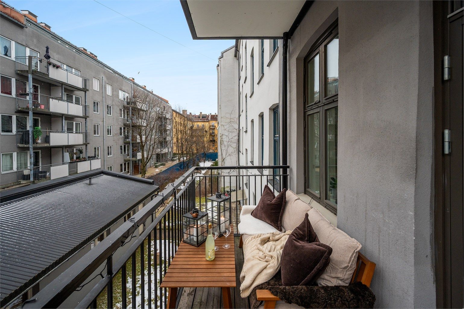 Selger opplyser om sol fra morgen og frem til ca kl 14/15. Her kan man nyte fine sommerdager.