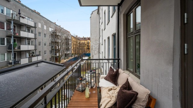 Selger opplyser om sol fra morgen og frem til ca kl 14/15. Her kan man nyte fine sommerdager.