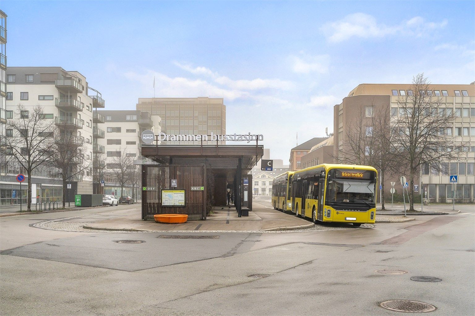 Kollektivknutepunktet på Strømsø torg er kun en kort spasertur unna, noe som gjør pendlerhverdagen enkel.