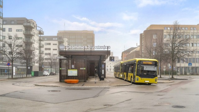 Kollektivknutepunktet på Strømsø torg er kun en kort spasertur unna, noe som gjør pendlerhverdagen enkel.