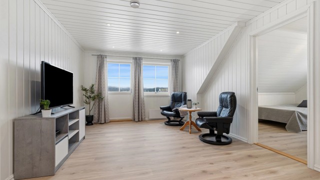 Romslig loftsstue med utgang til balkong med fin utsikt og eiendommens beste solforhold