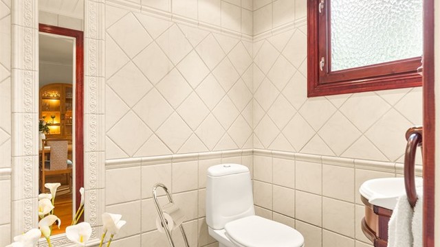 Toalettrommet har gulvvarme og downlights.
