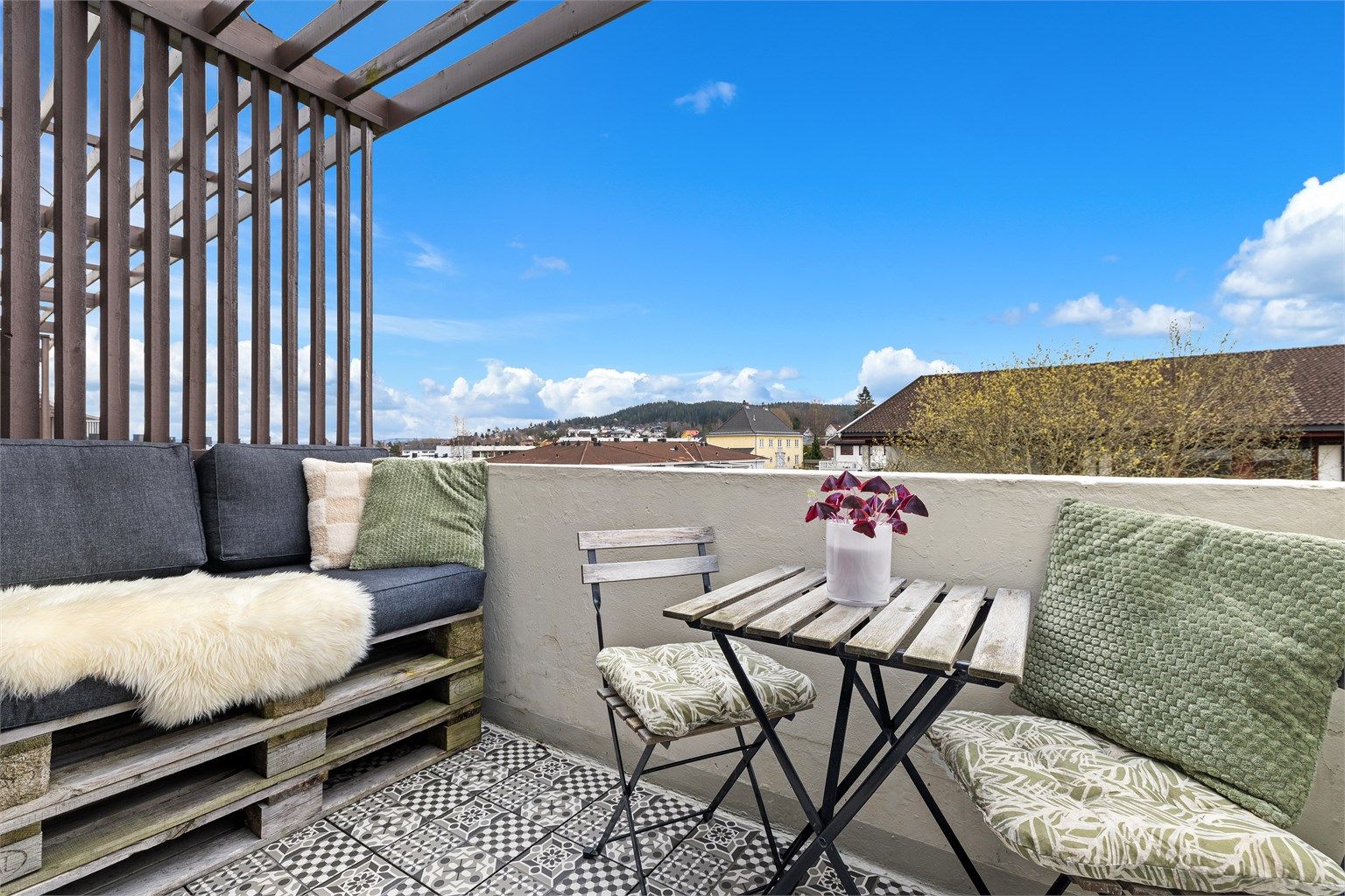 Fra stuen er det utgang til en privat balkong på 4 m² der du kan nyte solen og utsynet mot skogsområdene i nærheten