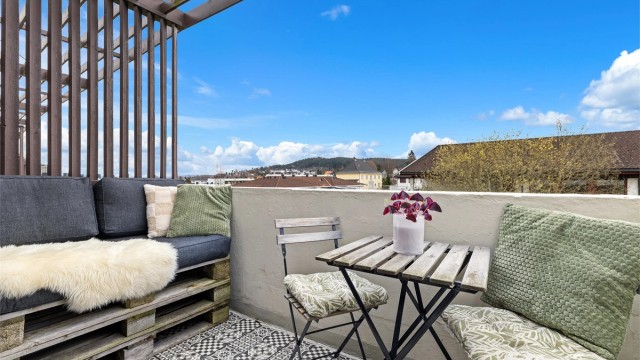 Fra stuen er det utgang til en privat balkong på 4 m² der du kan nyte solen og utsynet mot skogsområdene i nærheten