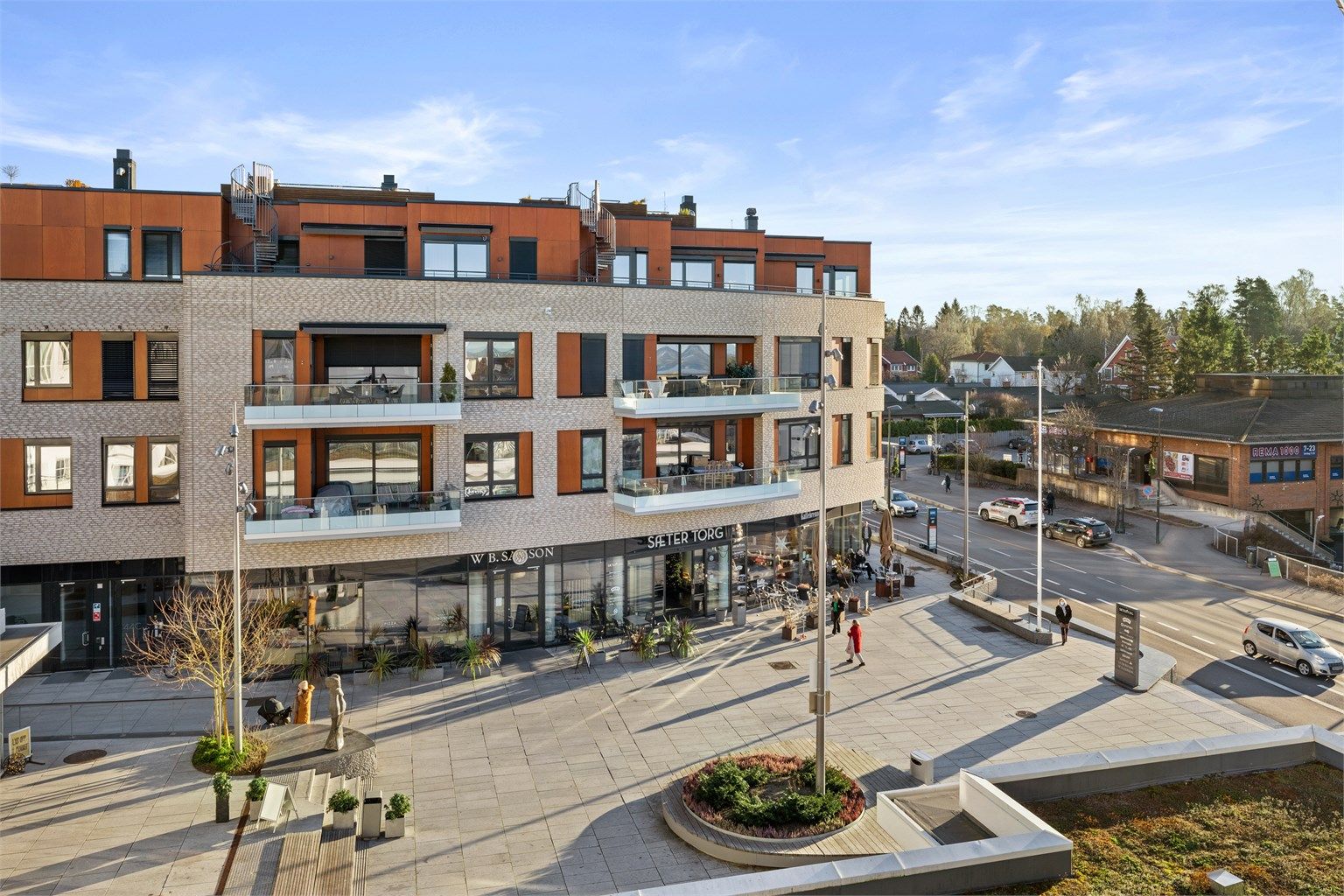 Kort vei til Sæter Torg som byr på et variert tilbud med dagligvarebutikker, hyggelige serveringssteder, bakeri, apotek og øvrige tjenester.