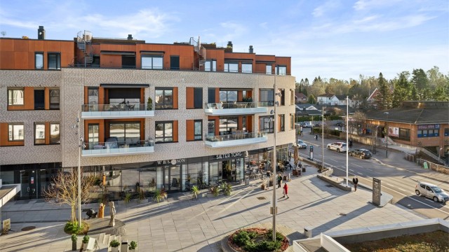 Kort vei til Sæter Torg som byr på et variert tilbud med dagligvarebutikker, hyggelige serveringssteder, bakeri, apotek og øvrige tjenester.