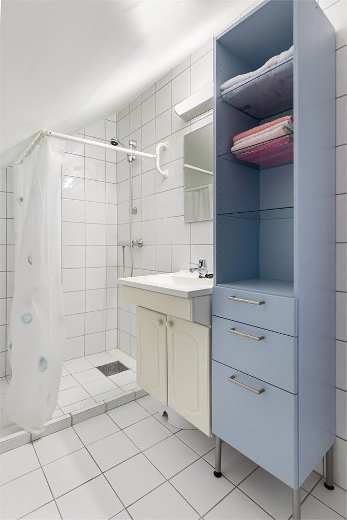 Badet i andre etasje er utstyrt med dusj, toalett og servant.