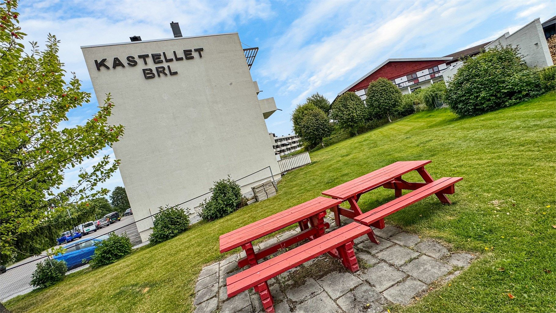 Kastellet Borettslag er et rolig og etablert boligområde med velholdte fellesarealer.