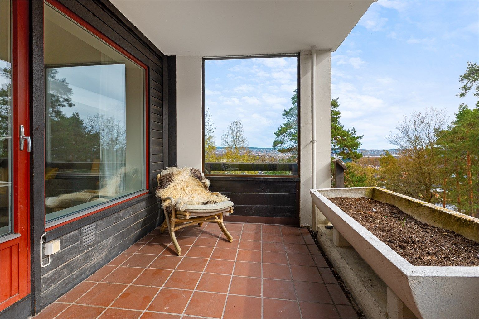 Balkongen på 11 m² har flislagt gulv og god plass til en sittegruppe.