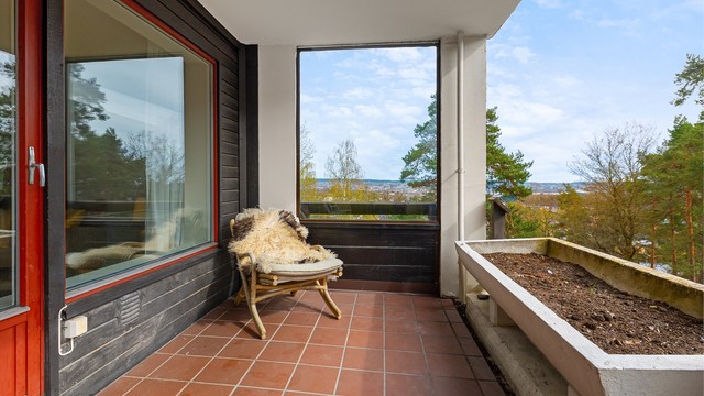 Balkongen på 11 m² har flislagt gulv og god plass til en sittegruppe.