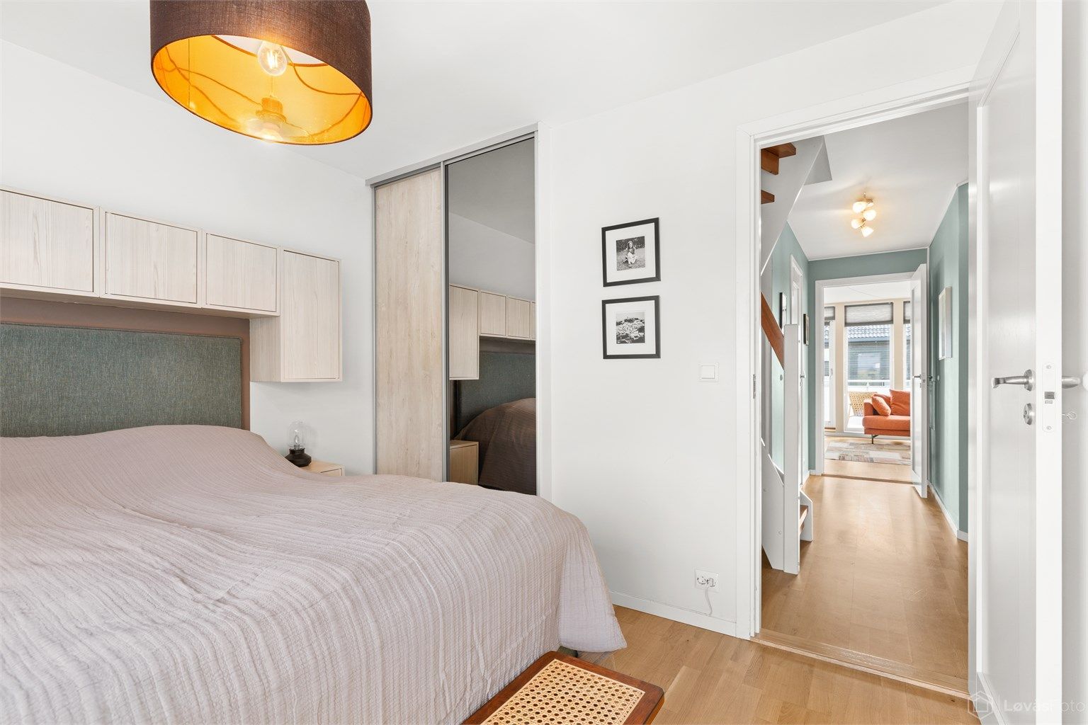 Rommet har også en romslig skyvedørsgarderobe.