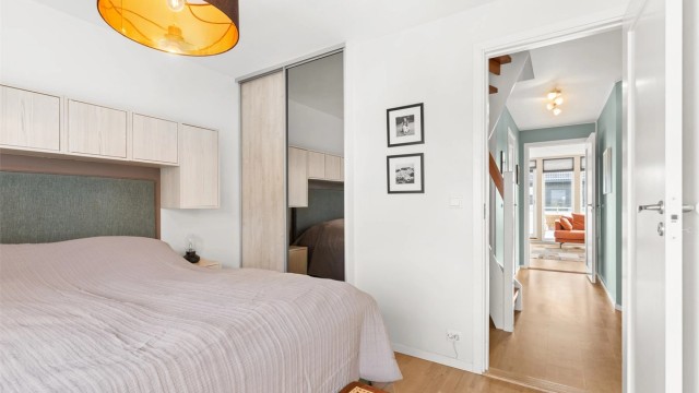 Rommet har også en romslig skyvedørsgarderobe.