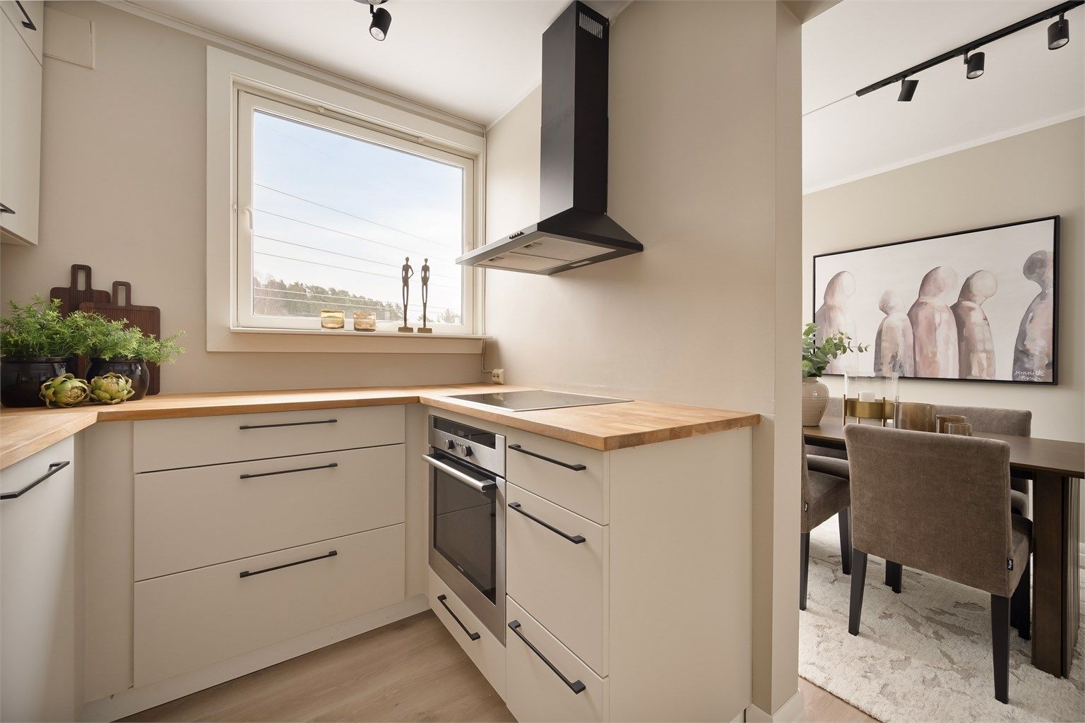 Like ved ligger kjøkkenet. Også her er det godt med plass.