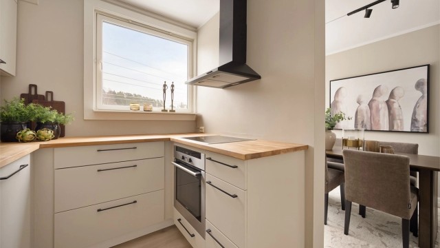 Like ved ligger kjøkkenet. Også her er det godt med plass.