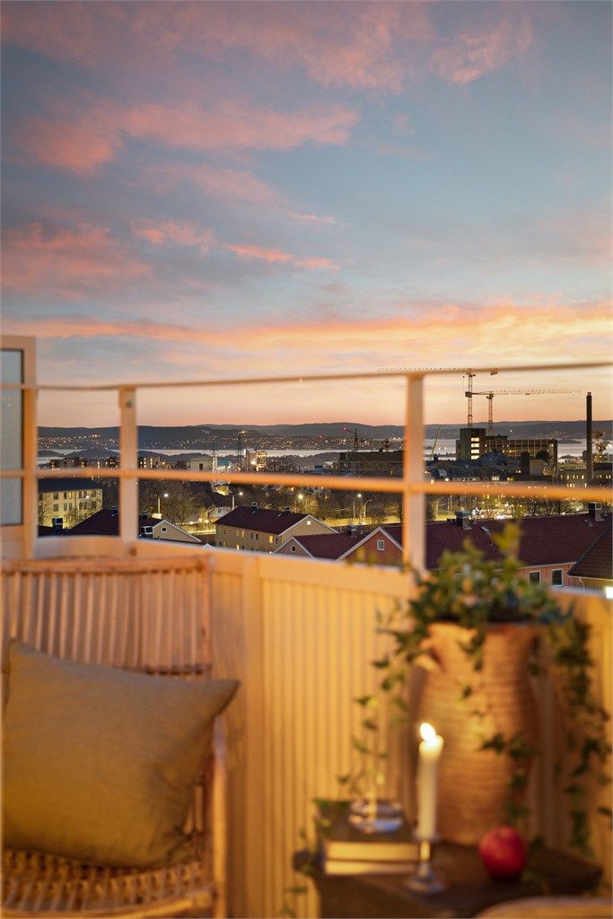 Balkongen på 5 kvm er ett herlig uterom hvor en kan nyte fine dager, så vel som flotte kvelder