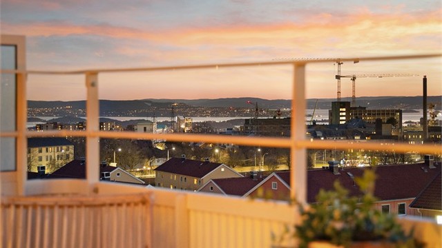 Balkongen på 5 kvm er ett herlig uterom hvor en kan nyte fine dager, så vel som flotte kvelder