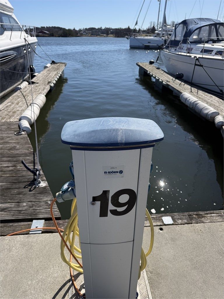 Boligen ligger ca. 150m fra Kalvetangen marina. Selger opplyser at det er mulighet for kjøp av en båtplass (plass nr. A72), plassen er på 5 meter bredde. 