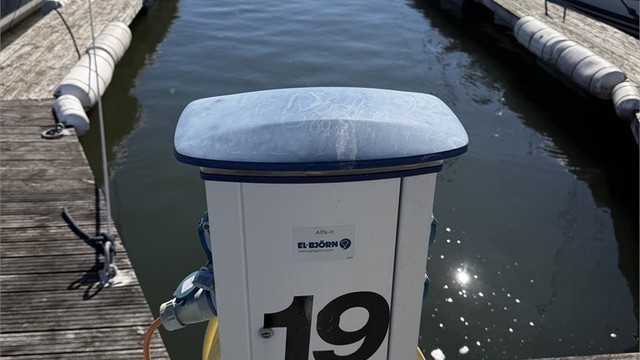Boligen ligger ca. 150m fra Kalvetangen marina. Selger opplyser at det er mulighet for kjøp av en båtplass (plass nr. A72), plassen er på 5 meter bredde.